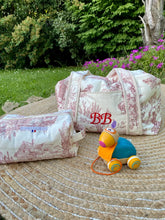 Charger l'image dans la galerie, Sac à langer matelassé en toile de coton imprimée Jouy et trousses assorties