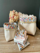 Charger l'image dans la galerie, Panières en Liberty Betsy porcelaine - Lot de lingettes