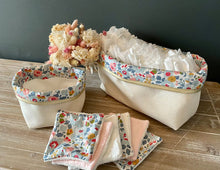 Charger l'image dans la galerie, Panières en Liberty Betsy porcelaine - Lot de lingettes