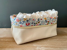 Charger l'image dans la galerie, Panières en Liberty Betsy porcelaine - Lot de lingettes