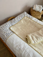 Charger l'image dans la galerie, Housse de matelas à langer en double gaze de coton écru et Liberty Théo bleu