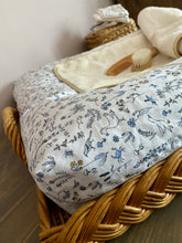 Charger l'image dans la galerie, Housse de matelas à langer en double gaze de coton écru et Liberty Théo bleu