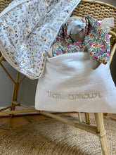 Charger l'image dans la galerie, Range doudou, pyjama en double gaze écru et Liberty® Théo gold