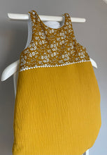 Charger l'image dans la galerie, Jolie gigoteuse en Liberty Capel et double gaze moutarde