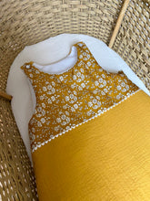 Charger l'image dans la galerie, Jolie gigoteuse en Liberty Capel et double gaze moutarde