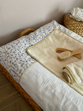 Charger l'image dans la galerie, Housse de matelas à langer en double gaze de coton écru et Liberty Théo bleu