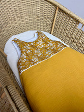 Charger l'image dans la galerie, Jolie gigoteuse en Liberty Capel et double gaze moutarde