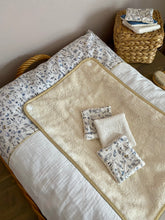 Charger l'image dans la galerie, Housse de matelas à langer en double gaze de coton écru et Liberty Théo bleu