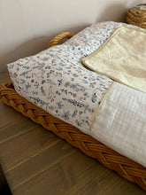 Charger l'image dans la galerie, Housse de matelas à langer en double gaze de coton écru et Liberty Théo bleu