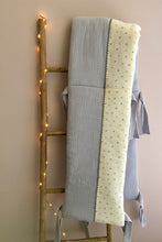 Charger l'image dans la galerie, Tour de lit en double gaze bio écru imprimé petites fleurs et double gaze gris perle