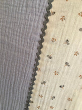 Charger l'image dans la galerie, Tour de lit en double gaze bio écru imprimé petites fleurs et double gaze gris perle