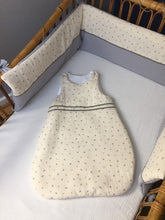 Charger l'image dans la galerie, Tour de lit en double gaze bio écru imprimé petites fleurs et double gaze gris perle