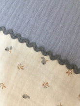 Charger l'image dans la galerie, Tour de lit en double gaze bio écru imprimé petites fleurs et double gaze gris perle