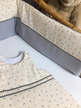 Charger l'image dans la galerie, Tour de lit en double gaze bio écru imprimé petites fleurs et double gaze gris perle