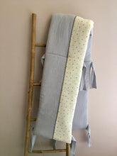 Charger l'image dans la galerie, Tour de lit en double gaze bio écru imprimé petites fleurs et double gaze gris perle