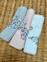 Charger l'image dans la galerie, Lot de trois langes en double gaze de coton Oeko Tex et Liberty® Betsy porcelaine