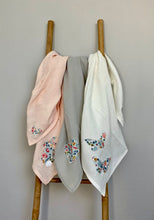 Charger l'image dans la galerie, Lot de trois langes en double gaze de coton Oeko Tex et Liberty® Betsy porcelaine