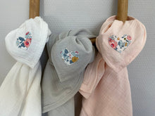 Charger l'image dans la galerie, Lot de trois langes en double gaze de coton Oeko Tex et Liberty® Betsy porcelaine