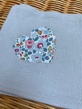 Charger l'image dans la galerie, Lot de trois langes en double gaze de coton Oeko Tex et Liberty® Betsy porcelaine