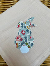 Charger l'image dans la galerie, Lot de trois langes en double gaze de coton Oeko Tex et Liberty® Betsy porcelaine