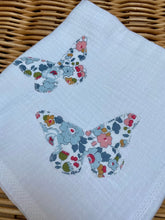 Charger l'image dans la galerie, Lot de trois langes en double gaze de coton Oeko Tex et Liberty® Betsy porcelaine