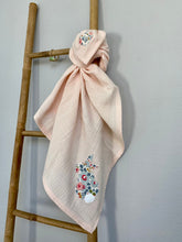 Charger l'image dans la galerie, Lot de trois langes en double gaze de coton Oeko Tex et Liberty® Betsy porcelaine