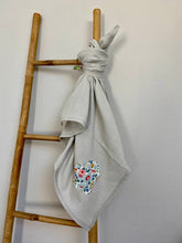 Charger l'image dans la galerie, Lot de trois langes en double gaze de coton Oeko Tex et Liberty® Betsy porcelaine