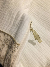 Charger l&#39;image dans la galerie, Très jolie gigoteuse esprit romantique vintage col Claudine en double gaze de coton fleuri beige et écru
