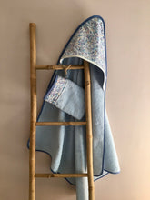 Charger l&#39;image dans la galerie, Sortie de bain et gant assorti en éponge bleu et Liberty ® Wiltshire Bleu
