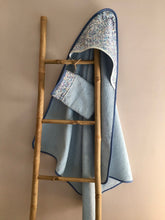 Charger l&#39;image dans la galerie, Sortie de bain et gant assorti en éponge bleu et Liberty ® Wiltshire Bleu
