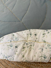 Charger l&#39;image dans la galerie, Tapis feuille molletonné réversible en coton lavé vert sauge
