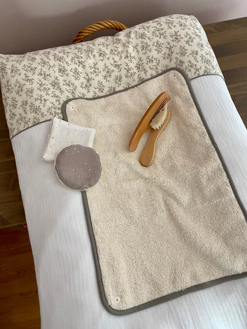 Housse de matelas a langer en double gaze de coton ecru et Imprime fle JOLIE CAPUCINE