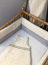 Charger l&#39;image dans la galerie, Tour de lit en double gaze bio écru imprimé petites fleurs et double gaze gris perle
